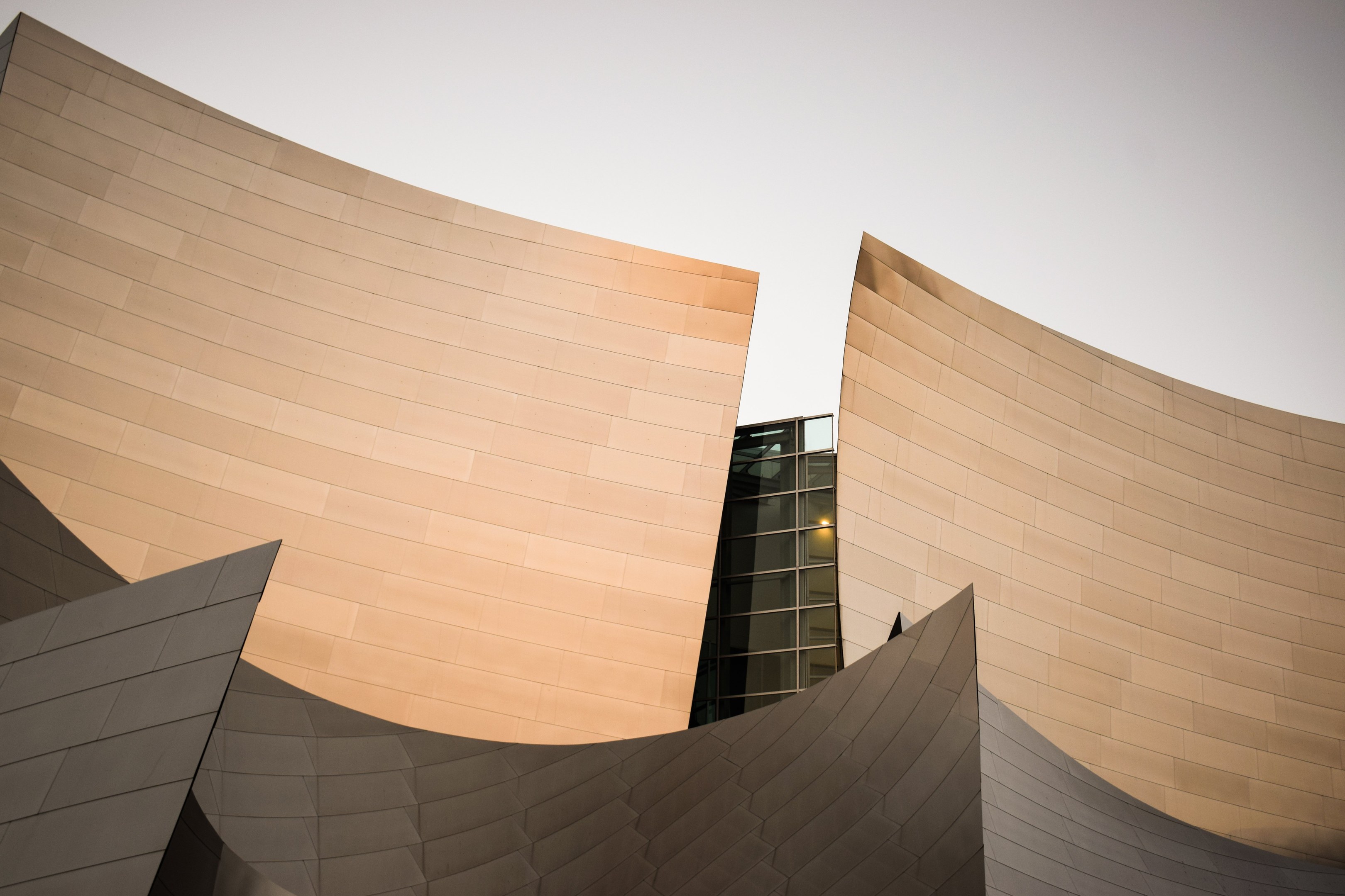 Moderner Konzertsaal mit Glasfenstern gegen einen klaren blauen Himmel in Los Angeles.