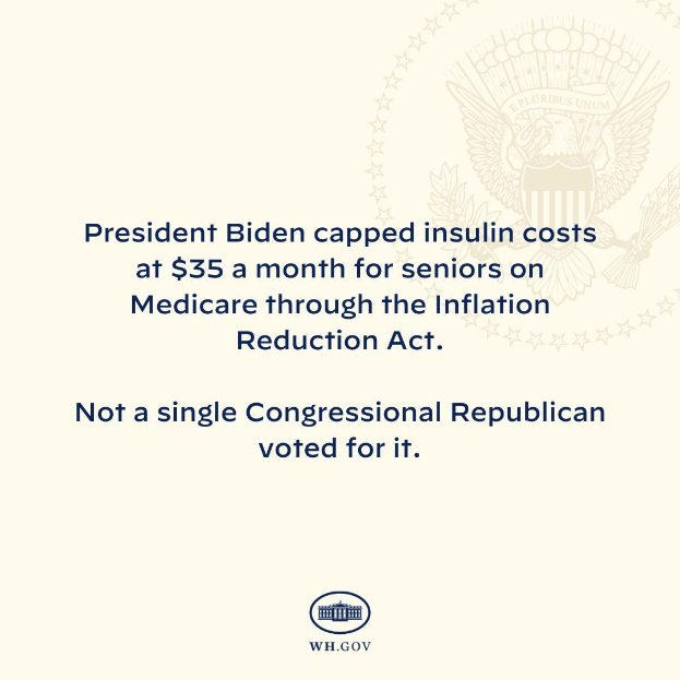 Plakat mit dem Text "Präsident Biden beschränkte die Insulin-Kosten auf 35 Dollar im Monat für Senioren mit Medicare durch das Inflation Reduction Act" und einem Logo darüber.