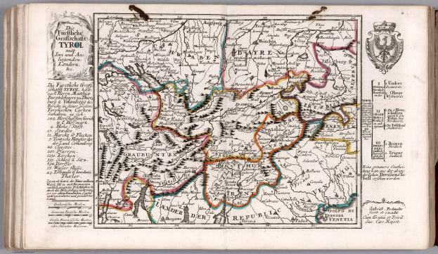 Offenes Buch mit einer detaillierten Deutschlandkarte mit geografischen Merkmalen wie Flüssen, Bergen und Städten, begleitet von beschreibendem Text.