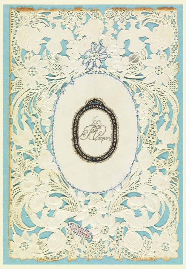 Eine blaue und weiße Hochzeitseinladung mit floralem Design, Detailed Spitze und eleganter Typografie.
