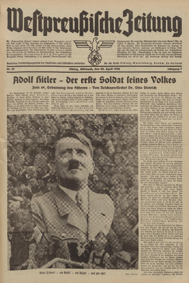 Schwarz-weiß-Foto von Adolf Hitler in einem schwarzen Anzug und weißem Hemd, das vor einer Menge auf der Titelseite einer deutschen Zeitung mit der Schlagzeile "Adolf Hitler - Der Erte Soldat Feines Volkes" erscheint.