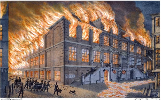 Großes Gebäude steht in Flammen mit Menschen in der Nähe, sichtbare Fenster, Treppe mit Geländer und Text unten.
