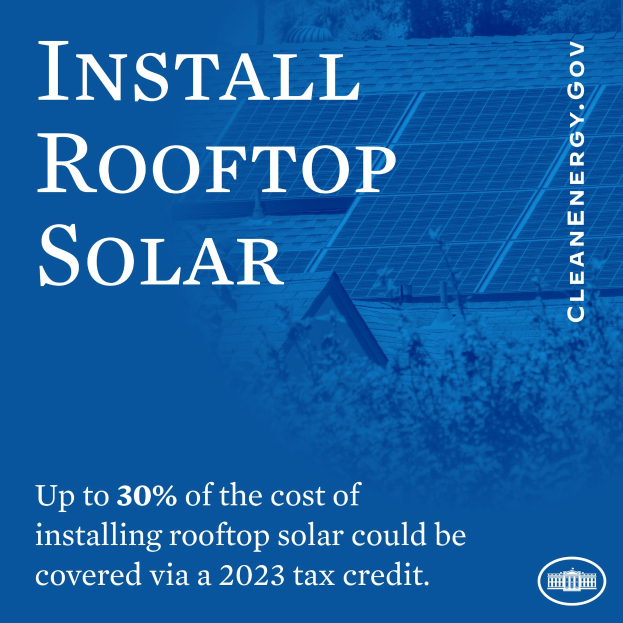 Plakattext wirbt für einen 2023er Steuerbonus von bis zu 30% für die Kosten einer Dachsolaranlage, mit Bäumen und einem Gebäude mit Solarpanelen im Hintergrund.