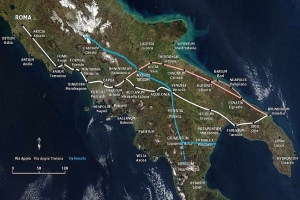 Eine Karte von Italien mit einer blauen Linie, die eine kreisförmige Bahnroute von Rom nach Rom zeigt, mit Text, der Städte und Orte entlang des Weges auflistet.