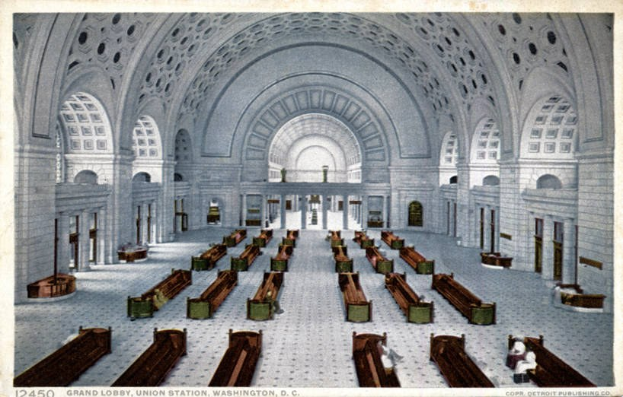 Großer Lobby, Union Station, Washington, D.C., mit einem großen Raum mit Bänken, Säulen, Bögen und Fenstern.