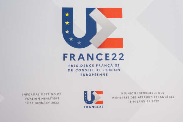 Plakat, das die 'Frankreich 22 - Informelle Tagung der Außenminister' mit dem EU-Logo ankündigt, das einen blauen Kreis mit einem weißen Stern und einem weißen Rand zeigt.