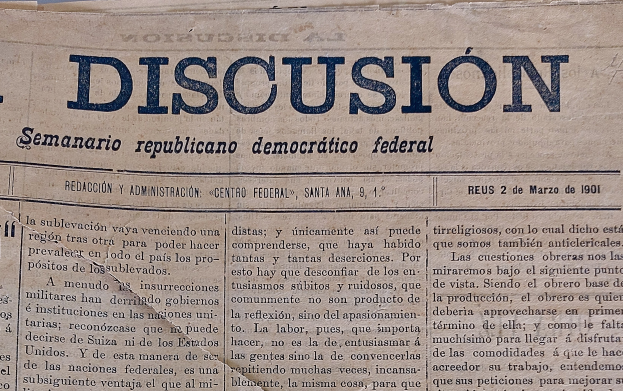 Ein gelblich, leicht zerknittertes Zeitungsblatt mit der schwarzen Schrift "Diskussion", das die Schlagzeile "Semanario Repúblicano Democrático Federal" trägt.