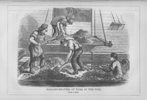 Schwarß-weißes Bild von Menschen im Pool mit Schaufeln, mit Text unten: "Ballast-Heavens bei der Arbeit im Pool".