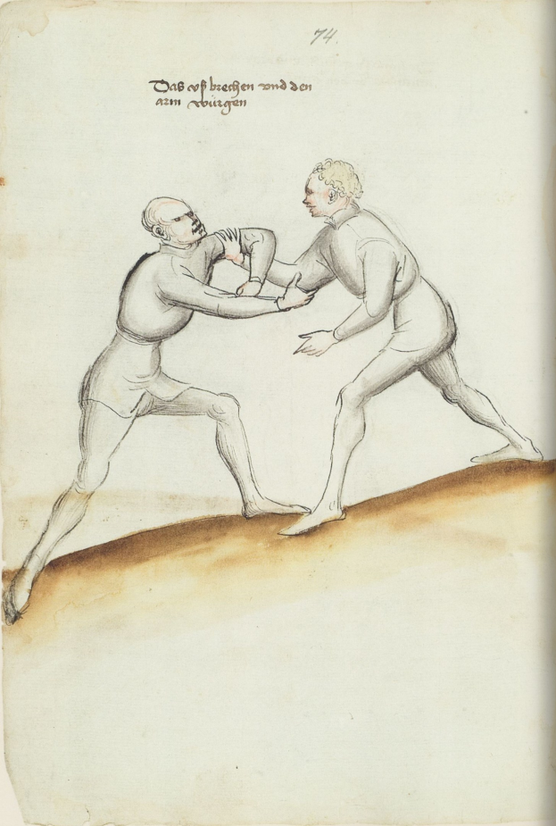 Zwei Männer stehen sich gegenüber und sind in eine körperliche Auseinandersetzung verwickelt, wobei einer der Männer auf den anderen einitzt.