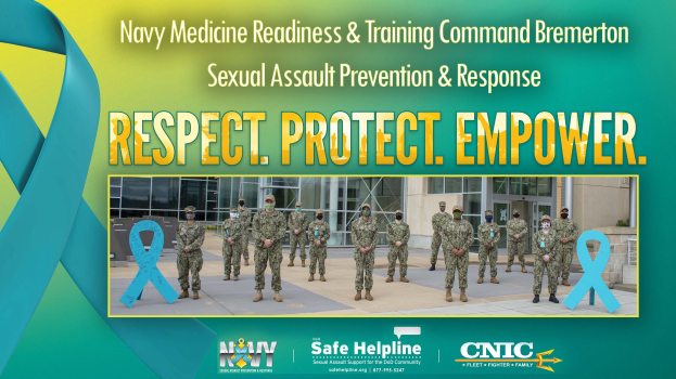 Plakat für das Sexual Assault Prevention & Response-Programm der Navy Medicine Readiness & Training Command Bremerton, das Personen in Uniform vor einem Gebäude zeigt und den Text 'Respect, Protect, Empower' trägt.
