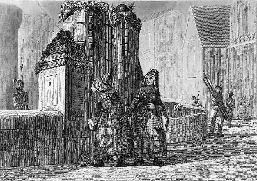 Schwarz-weiß-Gravur von zwei Frauen, die vor einem Gebäude mit einigen anderen Menschen im Hintergrund stehen, betitelt mit "Victorian Women in the City of London."