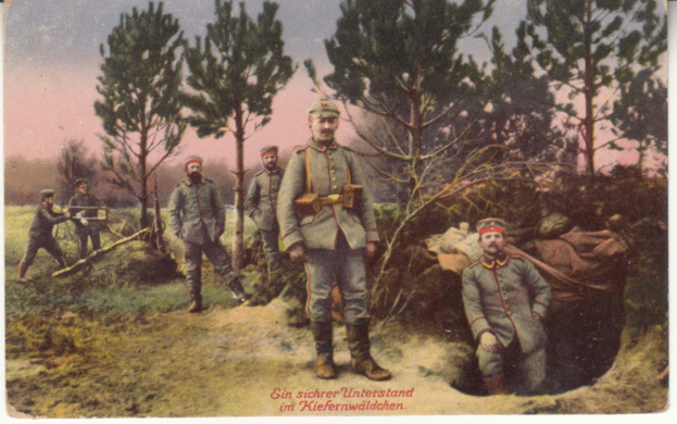 Alte Ansichtskarte von deutschen Soldaten in militärischer Uniform, die in einem grasigen Feld mit Bäumen und einem klaren blauen Himmel stehen, Text unten lautet "Deutsche Soldaten im Wald".