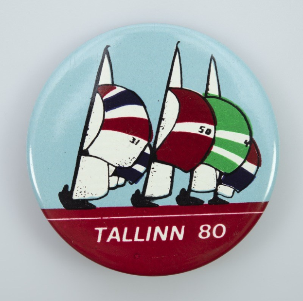 Der lettische EU-Abgeordnete Kols überreichte Kaja Kallas ein Aufkleber mit einem 'Baltischen Chihuahua' vor dem Hintergrund der Flaggen der Baltischen Staaten