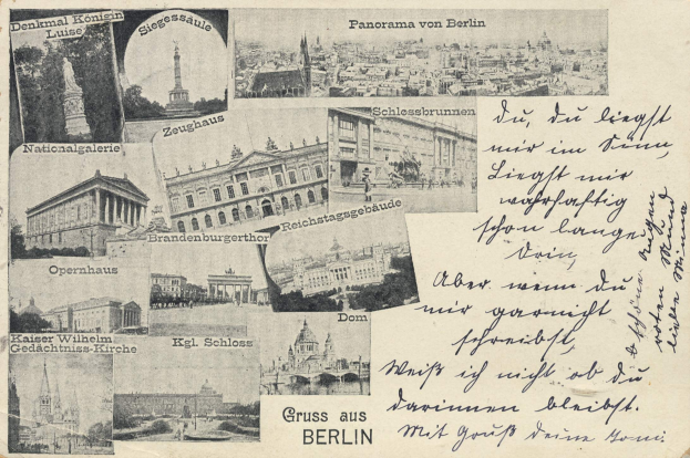 Eine alte Postkarte mit mehreren Bildern von Berlin, darunter Gebäude, Bäume und eine Statue, mit sichtbarer Handschrift.