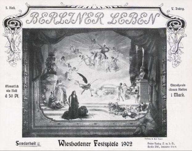 Schwarzes und weißes Foto einer Bühne von den 1902er Wiesbadener Festspielen mit Darstellern in traditioneller deutscher Tracht, bunten Bühnendekorationen und einem applaudierenden Publikum im Hintergrund.