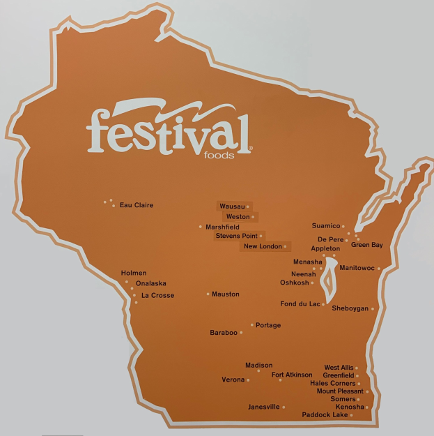 Buntes Plakat einer Wisconsin-Karte voller Obst, Gemüse und Snacks, beschriftet mit "Festival Foods."