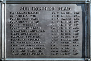 Metallgedenktafel an der Außenseite eines Gebäudes mit der Inschrift "Unsere Ehrenvollen Toten".