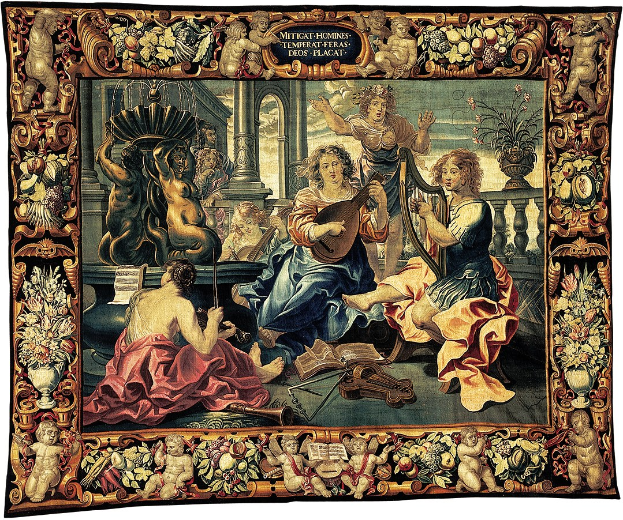 Ein Teppich mit einem Gemälde von Menschen, die Musikinstrumente spielen, umgeben von Skulpturen, Blumen und anderen dekorativen Gegenständen, mit zusätzlichem Text, der die Szene ergänzt.