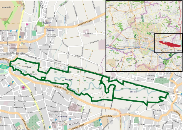 Karte einer Stadt mit einer grünen Linie, die die Route einer Fahrradtour zeigt, unterteilt in zwei Abschnitte: oben zeigt Straßen und Sehenswürdigkeiten, unten gibt es Details zur Tour einschließlich Start/Zielpunkten, Dauer und Sehenswürdigkeiten.