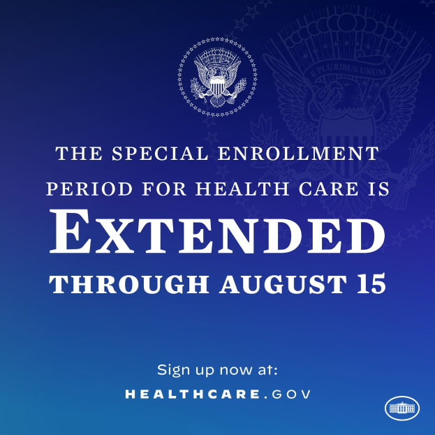 Das Plakat zeigt Text und ein Logo mit der Aufschrift "Die Sonderanmeldefrist für die Gesundheitsversorgung ist bis zum 15. August verlängert."