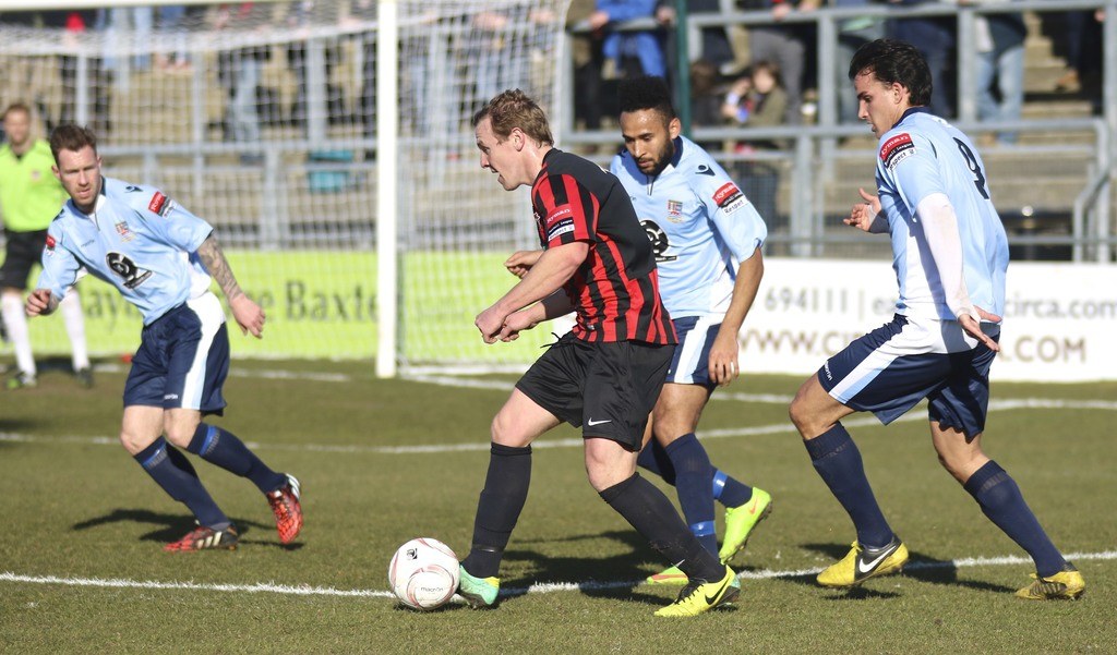 Eine Gruppe von Menschen spielt Fußball.