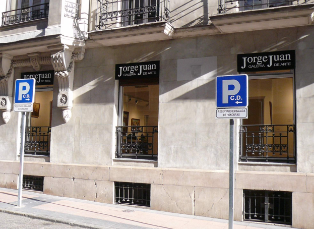 Ein mehrgeschossiges Gebäude mit Fenstern, Geländern, Türen und Säulen, das Werbetafeln auf Pfählen entlang des Gehwegs und sichtbare Innenobjekte zeigt, die eine belebte Stadtkulisse suggerieren.