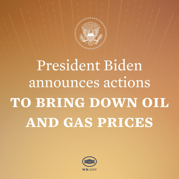 Präsident Biden spricht an einem Pult mit einem Plakat, auf dem Text und ein Logo zu Maßnahmen zur Reduzierung von Öl- und Gaspreisen angezeigt werden.