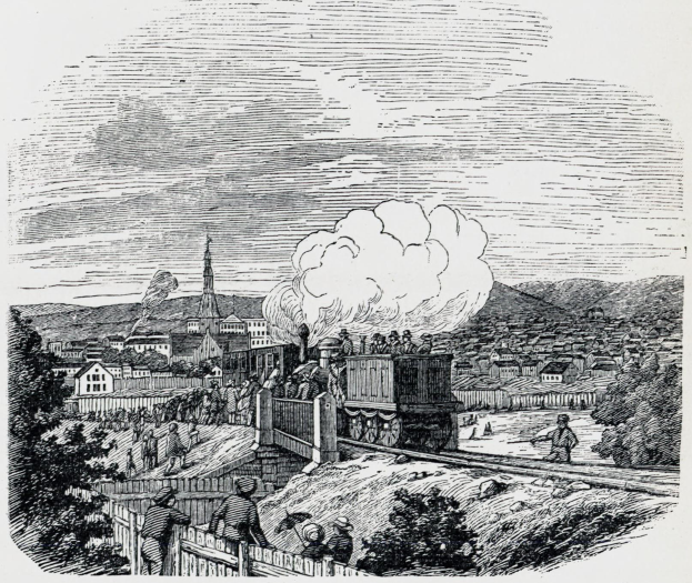 Schwarze und weiße Zeichnung eines Zuges auf Schienen mit Menschen auf einer Brücke, Bäumen, Gebäuden, Hügeln und Rauch im Hintergrund, beschriftet mit «The New York Railway» unten.