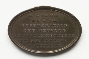 Bronze-Medaille mit der Inschrift "A Union et à la Régénération des Peuples" vor weißem Hintergrund.