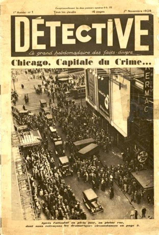 Schwarz-weißes Zeitungsbild mit der Überschrift "Detektiv, Chicago, Capital du Crime", das eine Menschenmenge auf einer Straße mit Fahrzeugen und Gebäuden im Hintergrund zeigt.