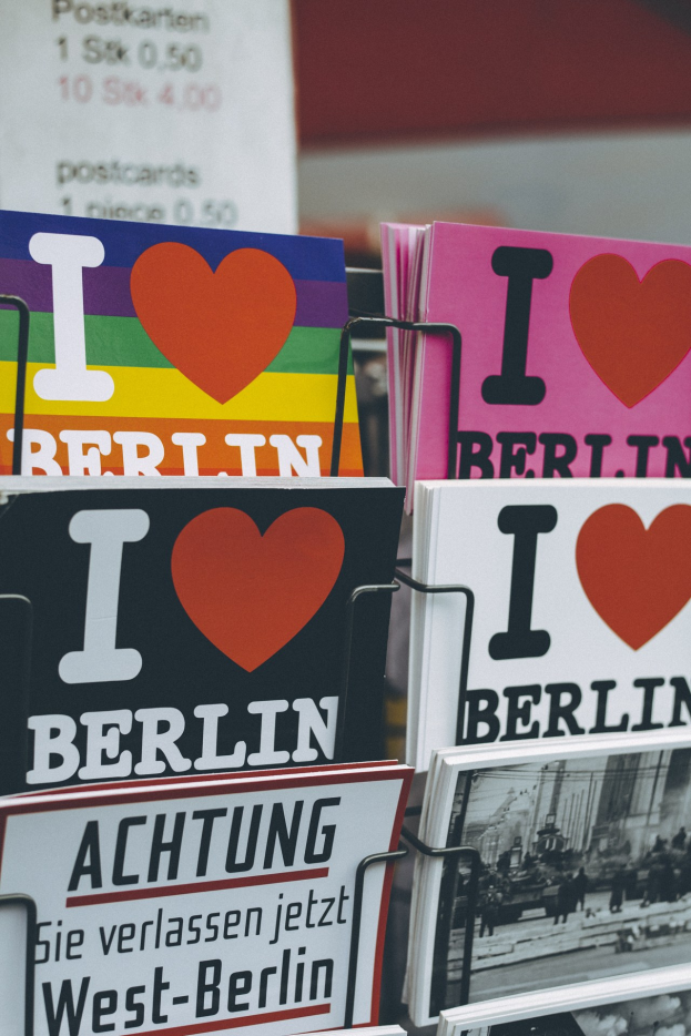 Ein Gestell Mit Bücher Und Postern Mit Der Aufschrift "Ich Liebe Berlin" Vor Einem Etwas Unscharfen, Traumhaften Hintergrund.