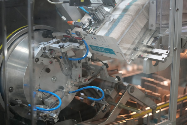 Automatisiertes Verpackungssystem auf einem Fabriktor mit leicht unscharfen Hintergrundobjekten.