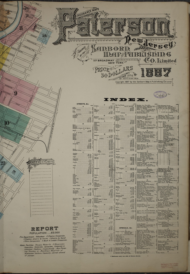 Ein altes Buch mit einer detaillierten Stadtkarte darauf, das auf einer Oberfläche liegt, mit Text, der Informationen über Gebäude, Straßen und Sehenswürdigkeiten enthält.
