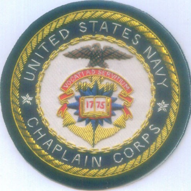 Ein rundes Patch mit blauem Hintergrund und weißem Rand, das den Text 'United States Navy Chaplain Corps' in weiß zeigt, mittig platziert.