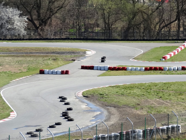 Zwei Frauen in Laufbekleidung mit ausgestreckten Armen auf einer grünen Bahn unter einem blauen Himmel, auf dem Cover von 'Track & Field News'