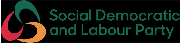 Weißer Hintergrund mit zentrierter fetter schwarzer Schrift, die "Sozialdemokratische Partei Deutschlands" enthält und von einem dünnen schwarzen Rand umgeben ist, in einer modernen professionellen Schriftart.