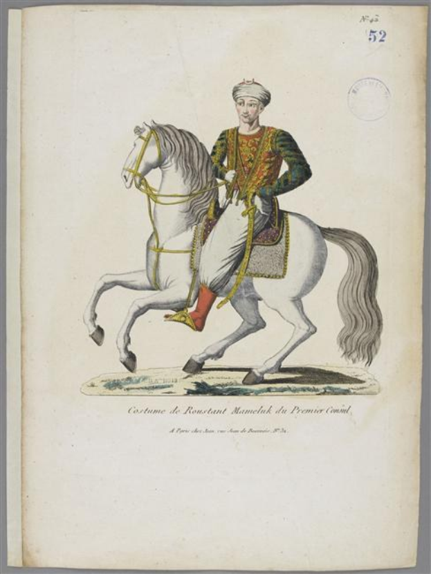 Ein Mann in einem farbenfrohen, detailliert verzierten Kostüm aus dem Premier-Court reitet auf einem weißen Pferd mit Sattel und Zaumzeug, mit sichtbarem Text auf dem Papier.