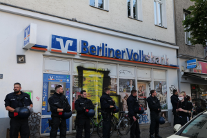 POL-D: Derendorf - Sitzgurtverstoß führt zu Verfolgungsjagd - Insassen eines Audi fliehen nach Essen - Zwei Personen festgenommen - weiterer Verdächtiger auf der Flucht