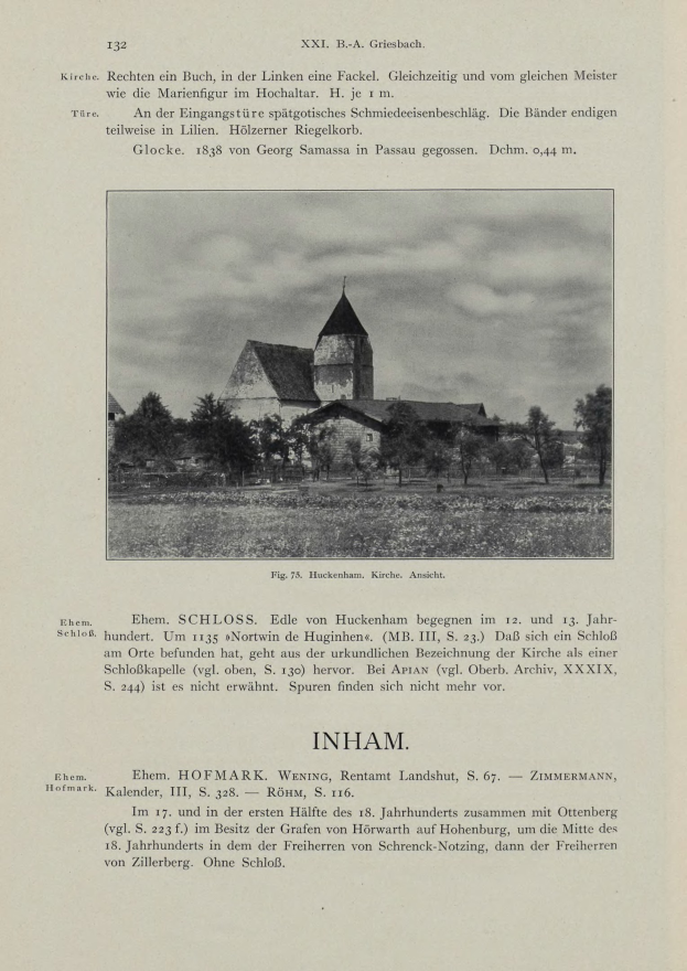 Ein abgenutztes Buch mit Text und einer Illustration einer Kirche, Bäume und einem wolkenverhangenen Himmel auf seinen Seiten.