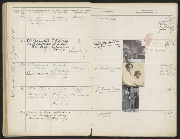 Ein aufgeschlagenes Buch mit einem Schwarz-Weiß-Familienfoto auf der linken Seite und Text und zusätzliche Bilder auf beiden Seiten.