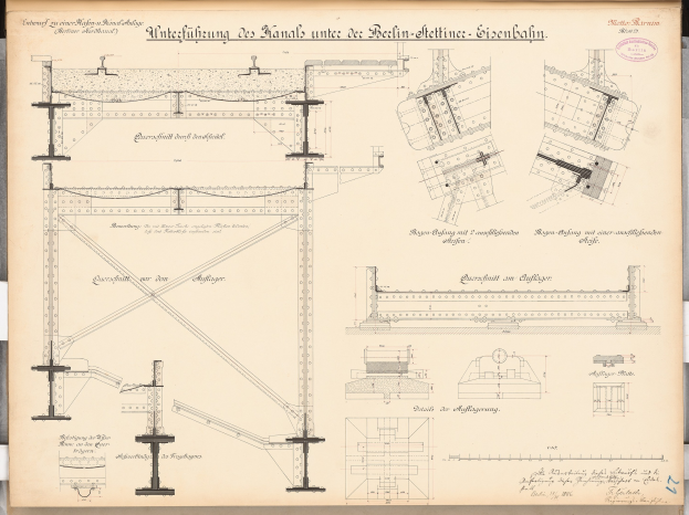 Ein detailliertes architektonisches Drawing der Berlin-Sienbahnbrücke, das strukturelle Pläne und Anmerkungen auf Papier zeigt.