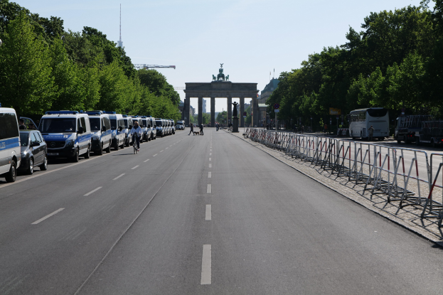 GER-DN: Verdacht auf illegales Straßenrennen - Zwei Verletzte bei Verkehrsunfall in Düren
