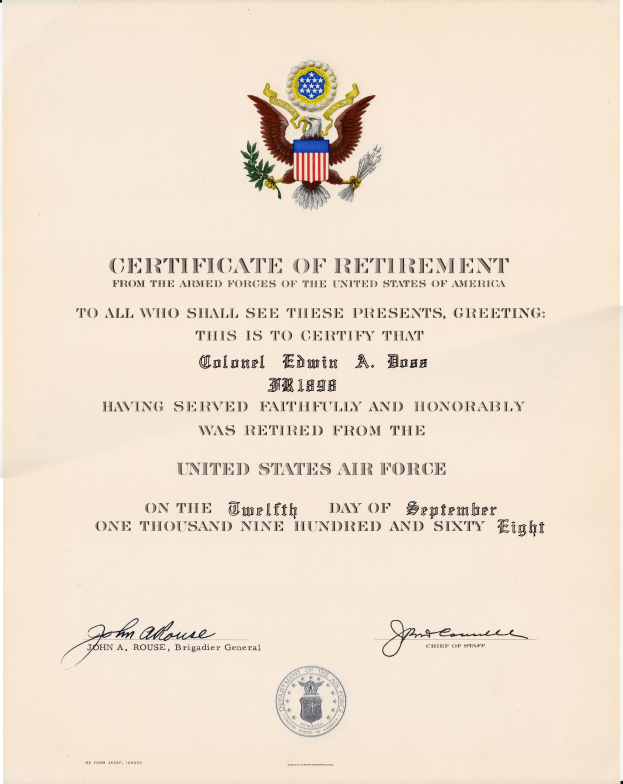 Entlassungsurkunde der United States Air Force mit blauem Hintergrund, goldenem Siegel mit einem Adlersymbol und einer Sternform sowie fettgedrucktem schwarzen Text.