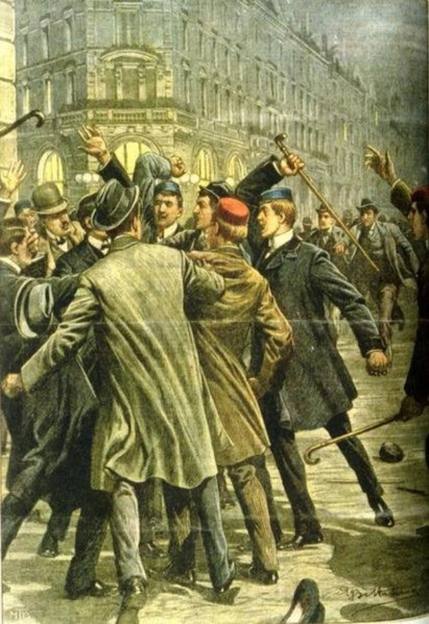 Gemälde zeigt eine Gruppe von Männern vor einem Gebäude, einige halten Stöcke, mit der Aufschrift "Victor Hugo Münster - die Festnahme der Polizei" unten.