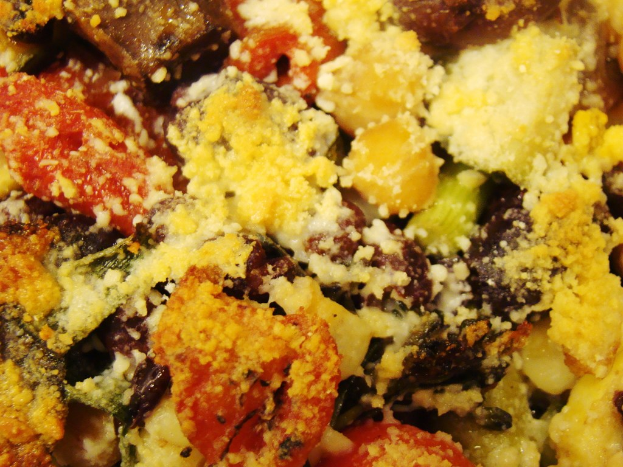 Eine Vielfalt an Lebensmitteln, die gemeinsam angeordnet sind.