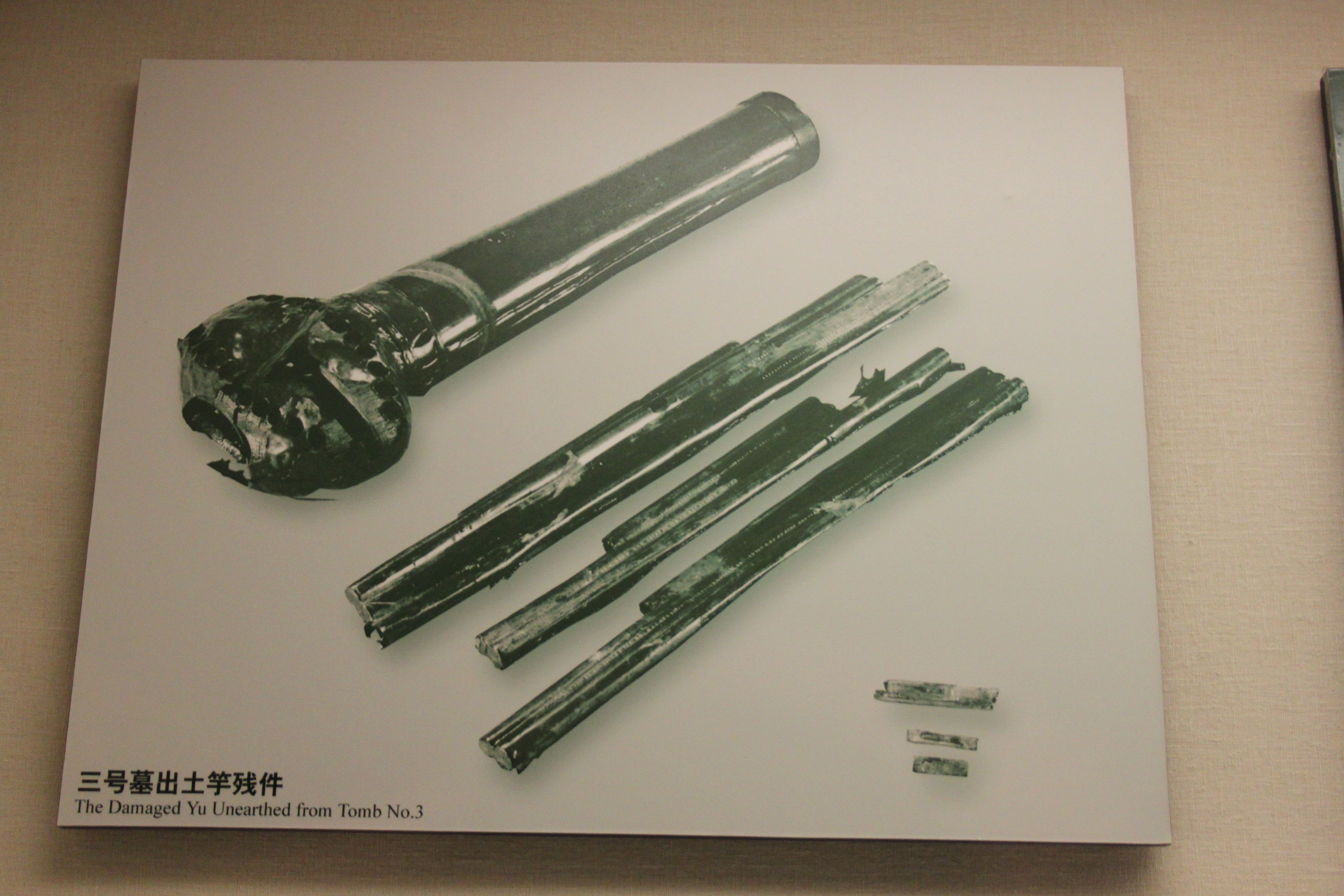 Ein Tisch mit einem Buch, das ein Bild einer Schusswaffe und Text auf dem Cover zeigt.