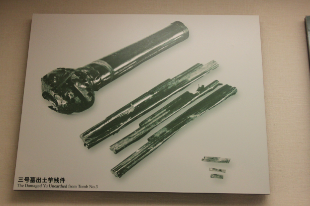 Ein Tisch mit einem Buch, das ein Bild einer Schusswaffe und Text auf dem Cover zeigt.