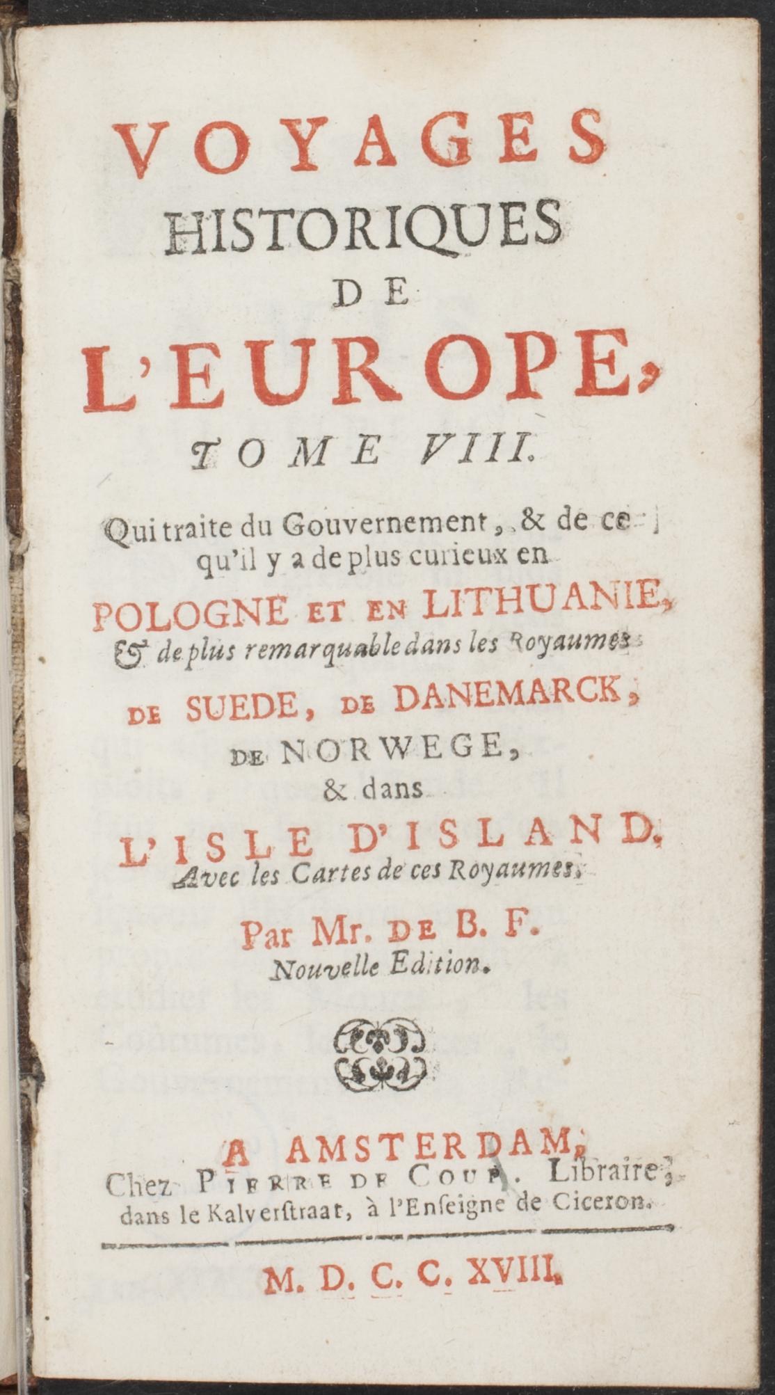 Ein offenes altes Buch mit dem Titel "Voyages Historiques de l'Europe, Tome VIII" mit klassischer Schrift auf einer Seite, die von einem dekorativen Rahmen umgeben ist.