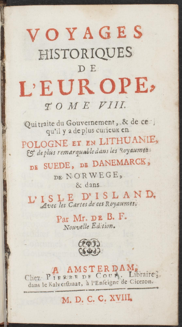 Ein offenes altes Buch mit dem Titel "Voyages Historiques de l'Europe, Tome VIII" mit klassischer Schrift auf einer Seite, die von einem dekorativen Rahmen umgeben ist.