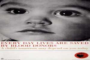 Ein Kind mit ernster Miene schaut direkt in die Kamera, umgeben von Text, der "Jeden Tag rettet Blutspenden Leben" in fetter, schwarzer Schrift lautet.